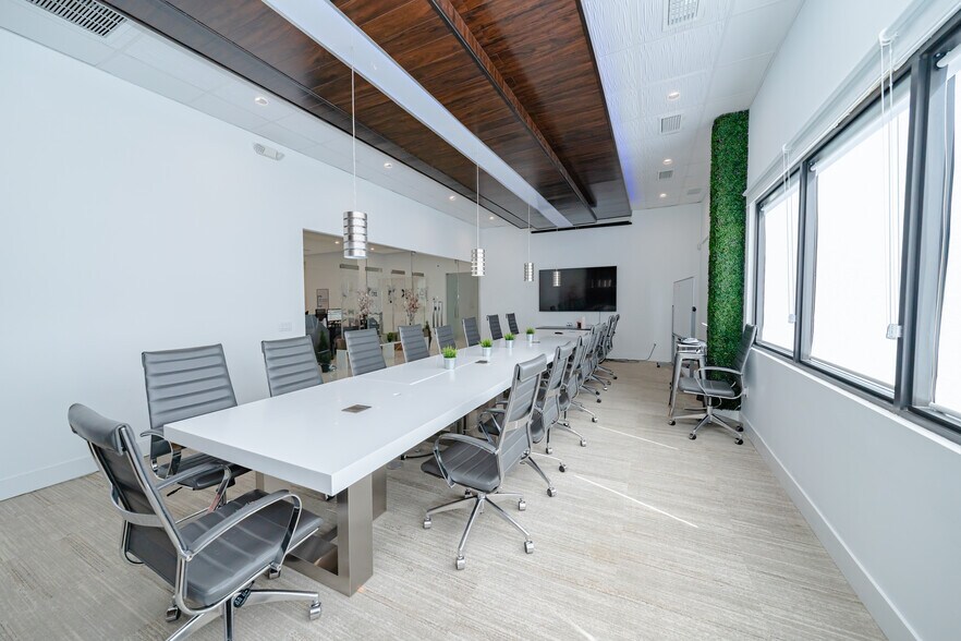 More Photos Of 4350 NW 8th Ct, Fort Lauderdale Showroom For Sale