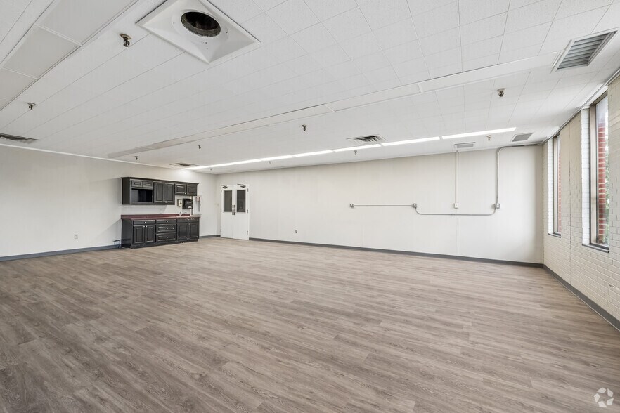 More Photos Of 1500 E Broad St, Mansfield Distribution For Sale