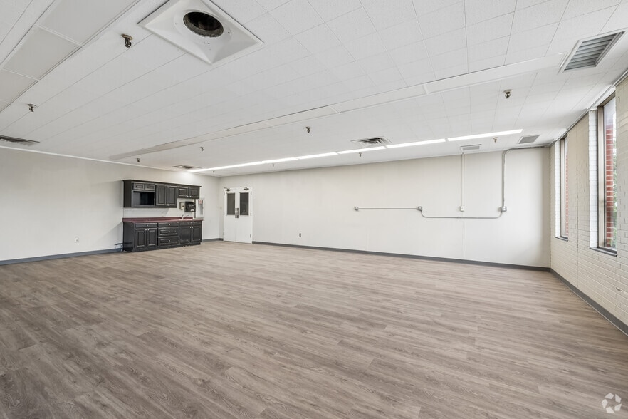 More Photos Of 1500 E Broad St, Mansfield Manufacturing For Sale