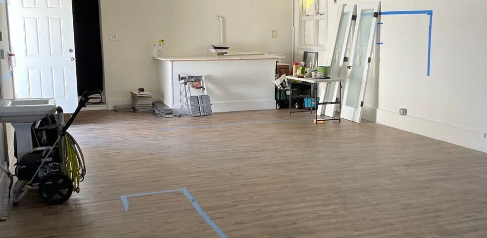 More Photos Of 52 Nassau Pky, Oceanside General Retail For Lease