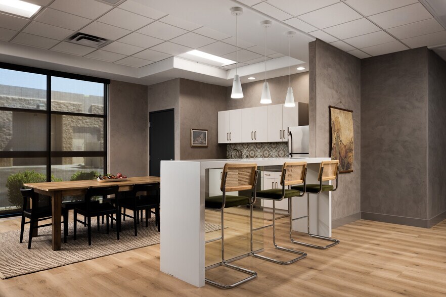 More Photos Of 4505 E Broadway Rd, Phoenix Light Manufacturing For Sale