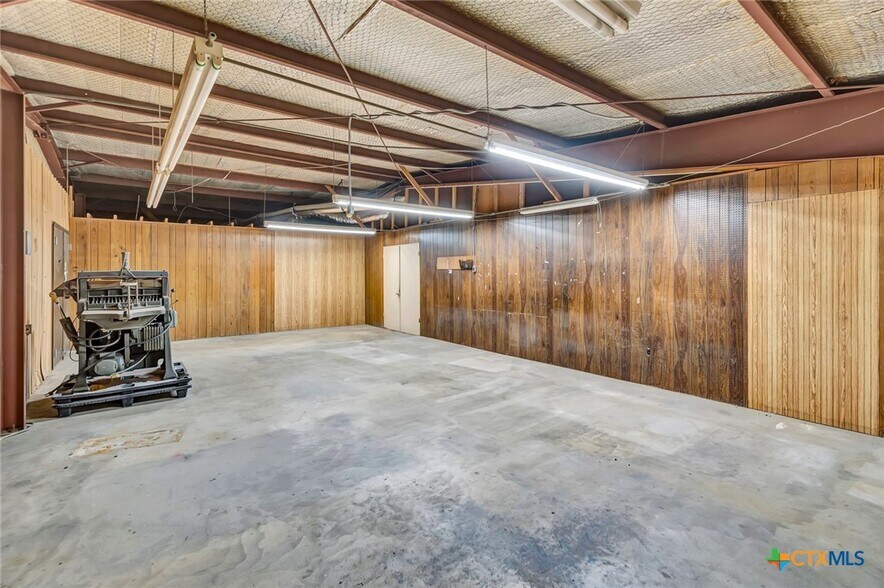 More Photos Of 306 N Wells St, Edna Office For Sale