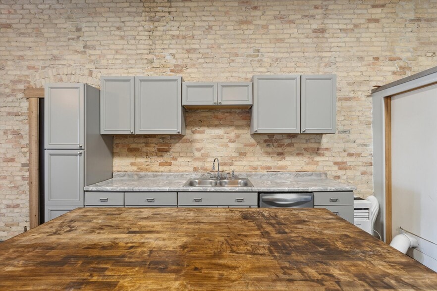 More Photos Of 1017 Washington Ave, Bay City Storefront Retail Residential For Sale