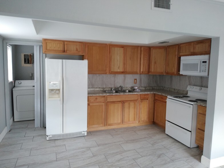 More Photos Of 2041 W Oakland Park Blvd, Oakland Park Storefront Retail Residential For Lease
