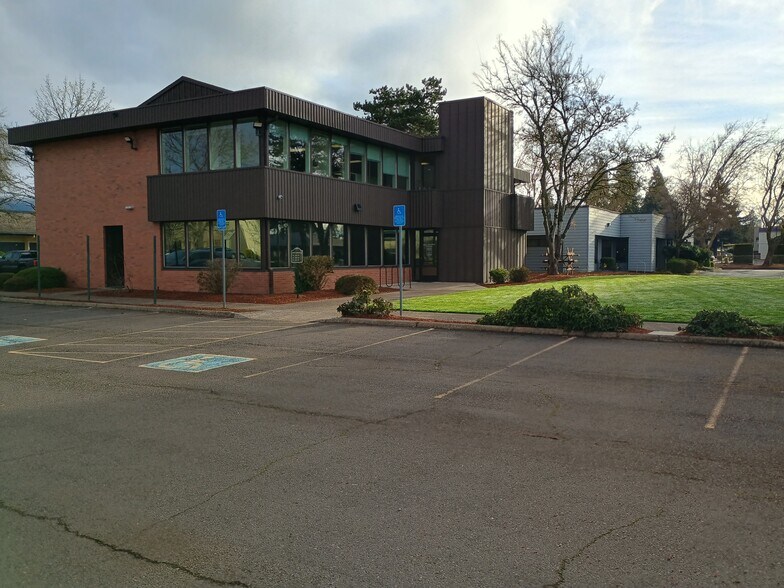 More Photos Of 1090 Gateway Loop, Springfield Office For Lease