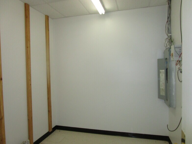 More Photos Of 1008-1016 W Mary St, Garden City General Retail For Lease