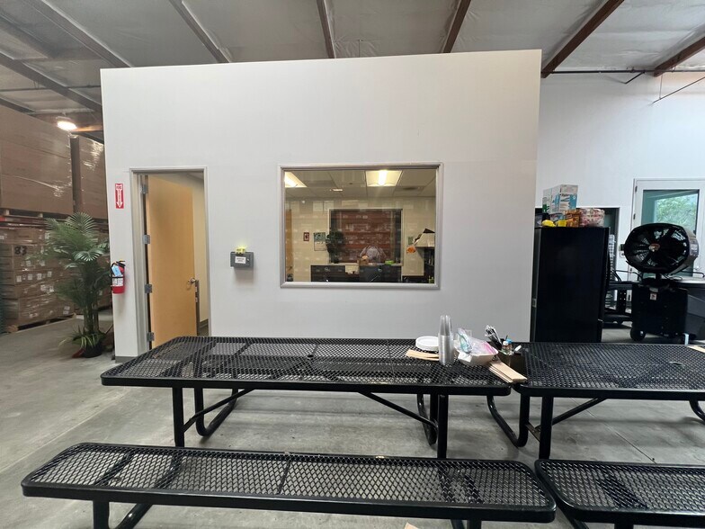 More Photos Of 21123 Nordhoff St, Chatsworth Warehouse For Lease