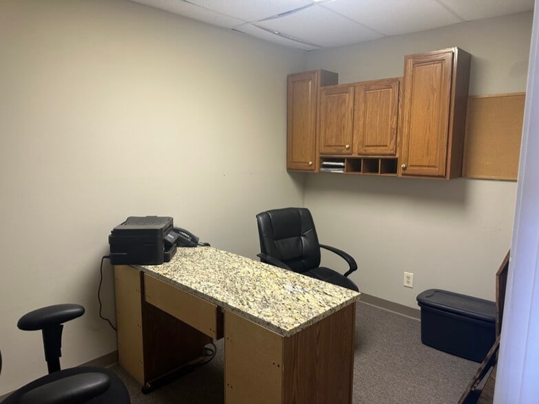 More Photos Of 1628 Commerce Pky, Bloomington Flex For Lease