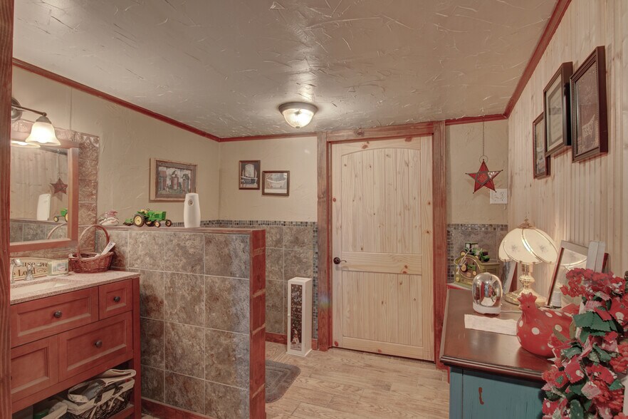 More Photos Of 617 W Main St, Whitesboro Garden Center For Sale