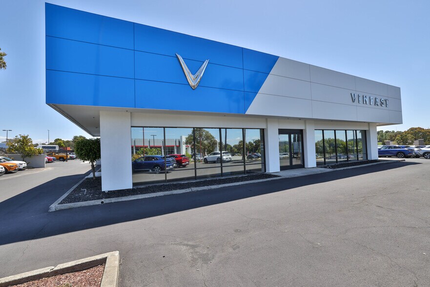 More Photos Of 3230 Auto Plz, Richmond Auto Dealership For Lease