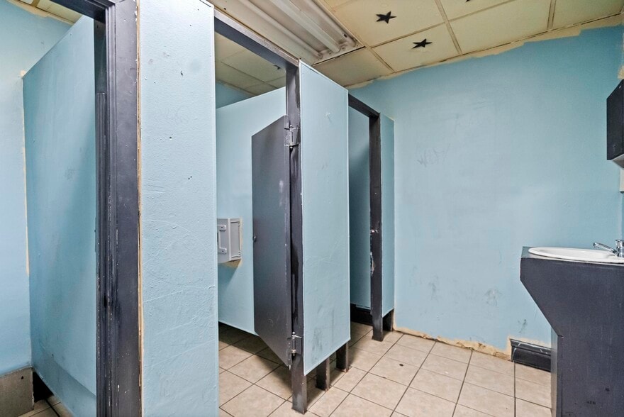 More Photos Of 24 E 3rd St, Newport Bar For Sale