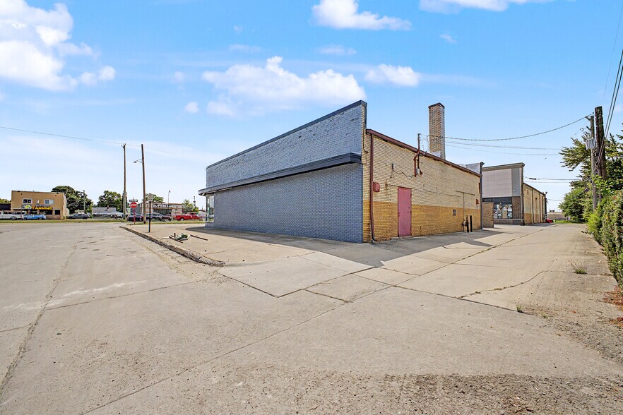 More Photos Of 14222 Fort St, Southgate General Retail For Lease