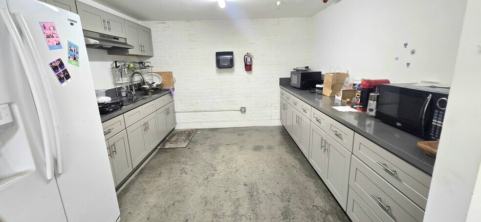 More Photos Of 170 E Jefferson Blvd, Los Angeles Warehouse For Sale