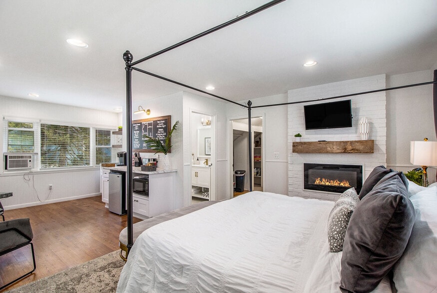 More Photos Of 155 N Main St, Village of Clarkston Hospitality For Sale