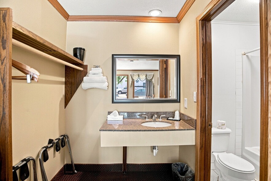 More Photos Of 1418 S Oak Ave, Owatonna Hotel For Sale
