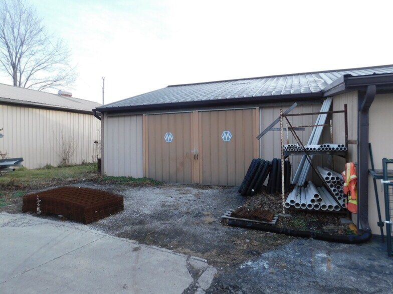 More Photos Of 2086 E US Highway 36, Rockville Convenience Store For Sale