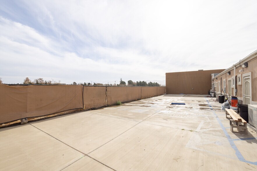 More Photos Of 38262 6th St E, Palmdale Storefront For Sale