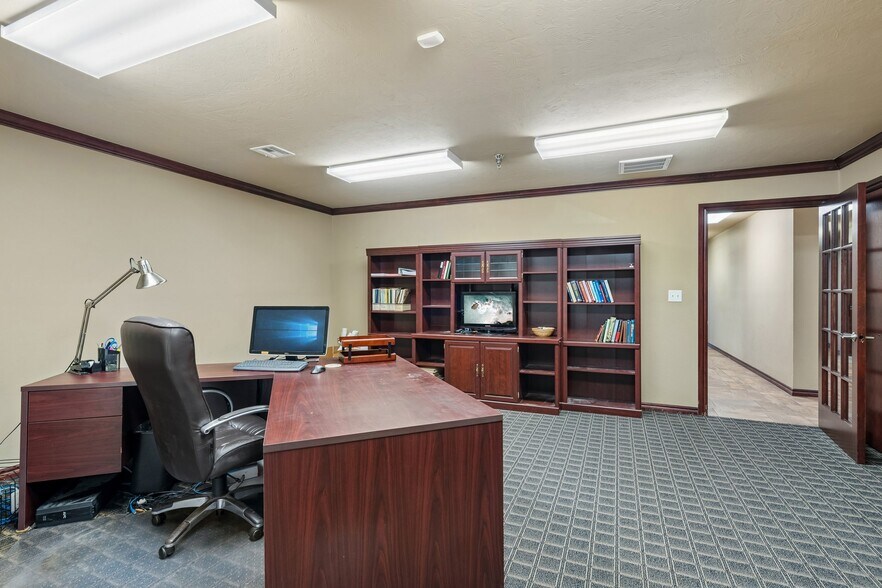 More Photos Of 2933 S Bryant Ave, Edmond Office For Sale