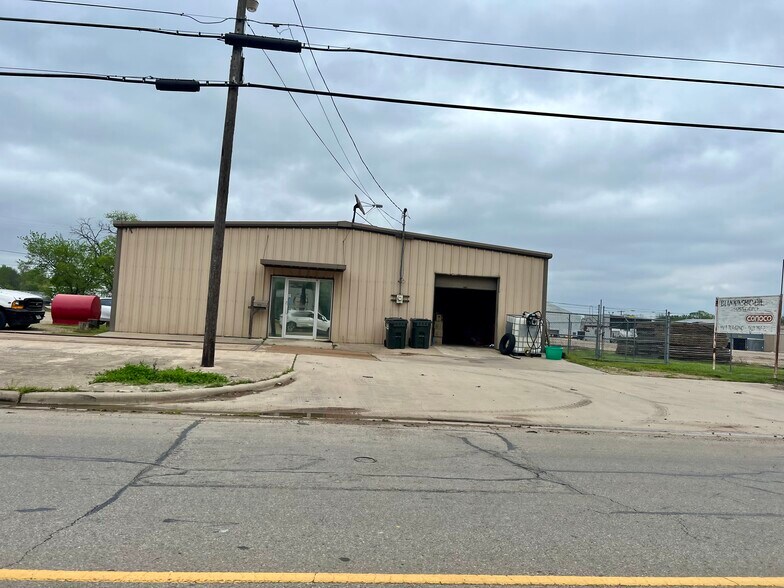 More Photos Of 1425 S Church St, Paris Freestanding For Sale