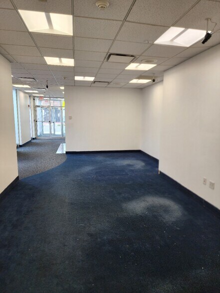 More Photos Of 534 Middle Neck Rd, Great Neck Bank For Lease