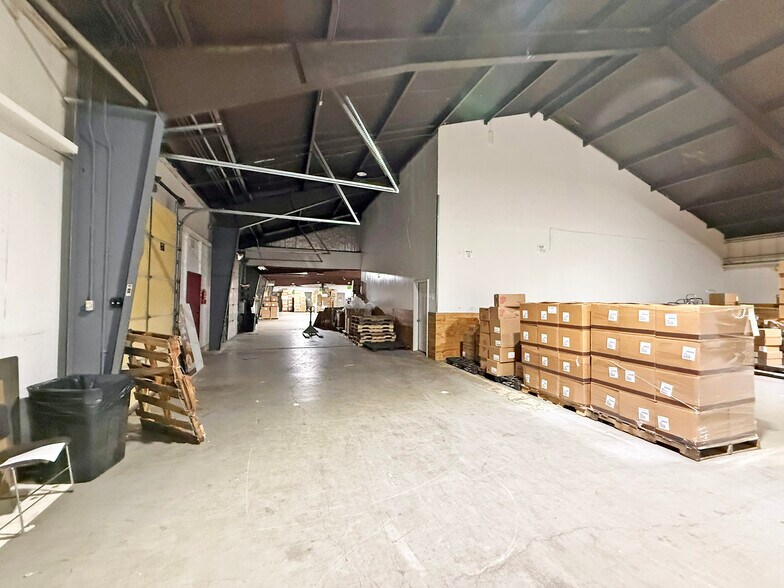 More Photos Of 20 Colby Rd, Litchfield Distribution For Lease