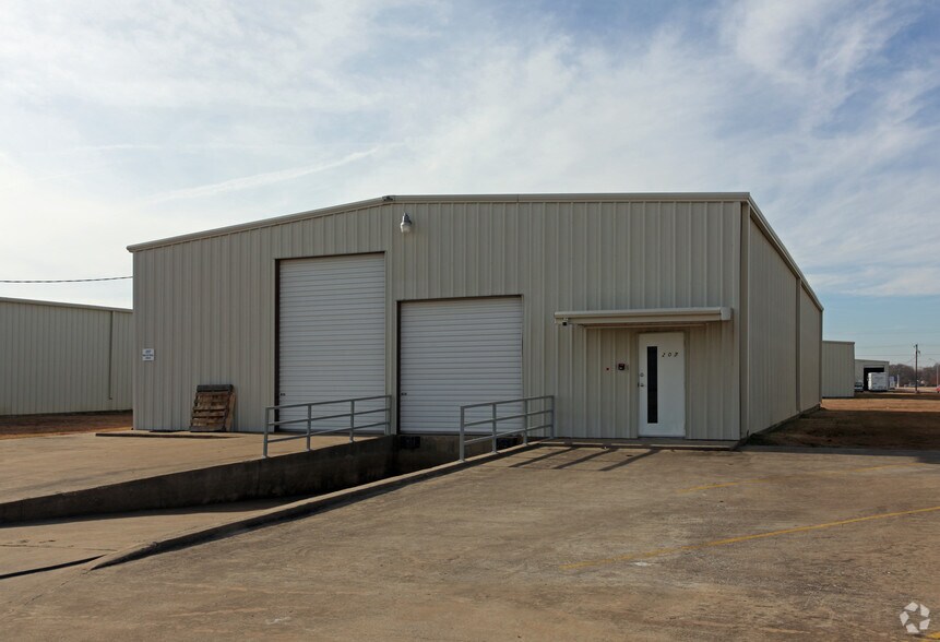 Primary Photo Of 207 Industrial Dr, Forney Warehouse For Lease