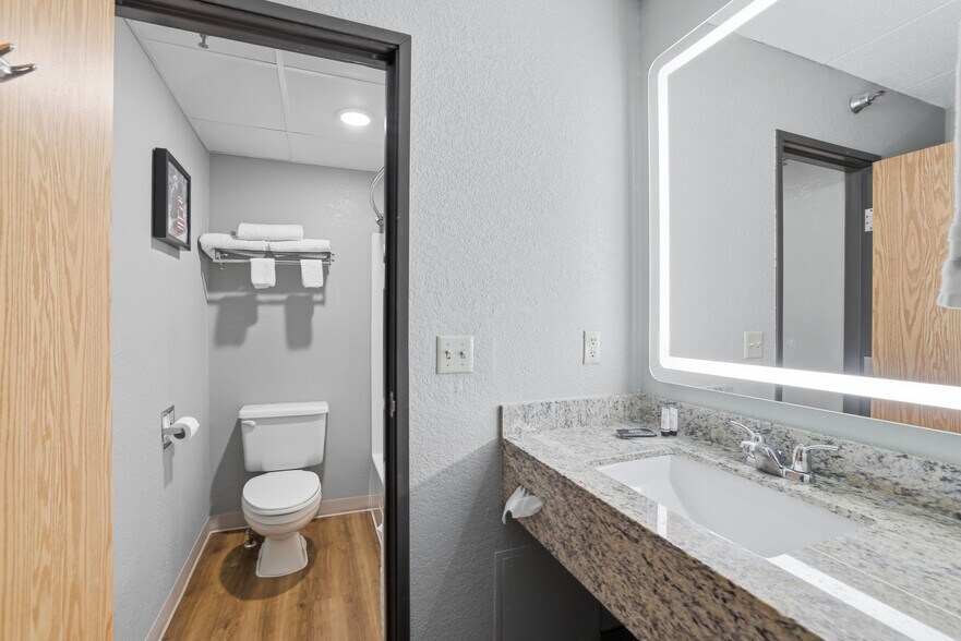 More Photos Of 4675 White Bear Pky, White Bear Lake Hotel For Sale