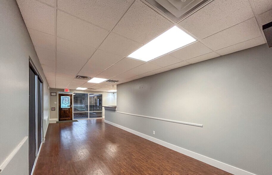 More Photos Of 638 Londonderry Ln, Denton Medical For Lease