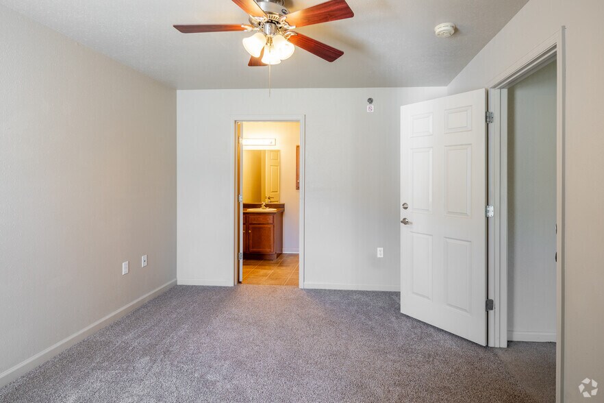 More Photos Of 500 Saluki Blvd, Carbondale Apartments For Sale