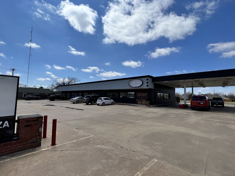 Primary Photo Of 701 S Kelly Ave, Edmond General Retail For Lease