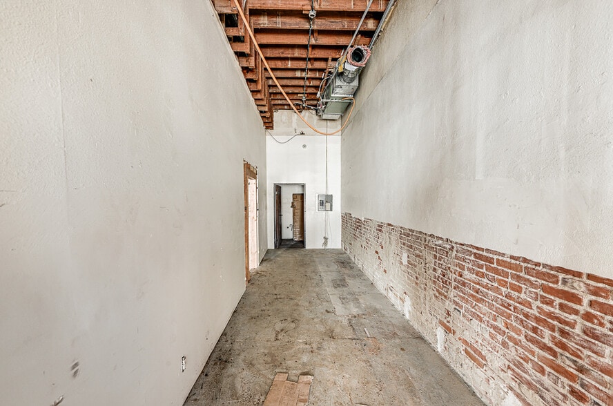 More Photos Of 4905-4913 Clinton St, Los Angeles Apartments For Lease