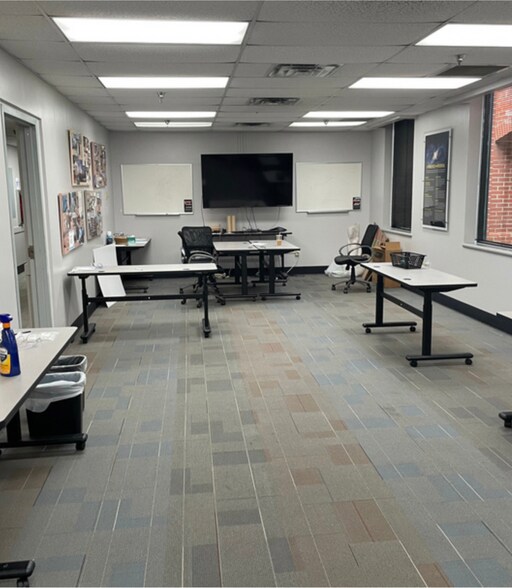 More Photos Of 745 College Dr, Dalton Manufacturing For Lease