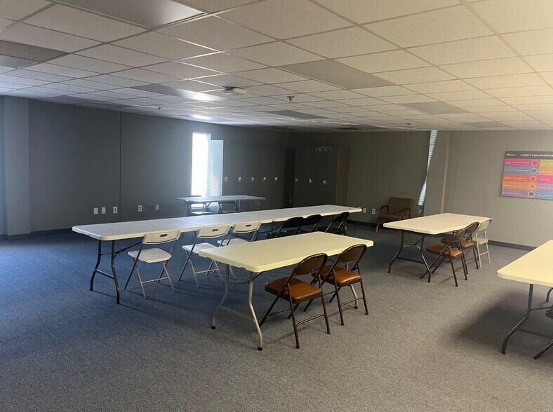 More Photos Of 281 Industrial Dr, Gretna Manufacturing For Lease