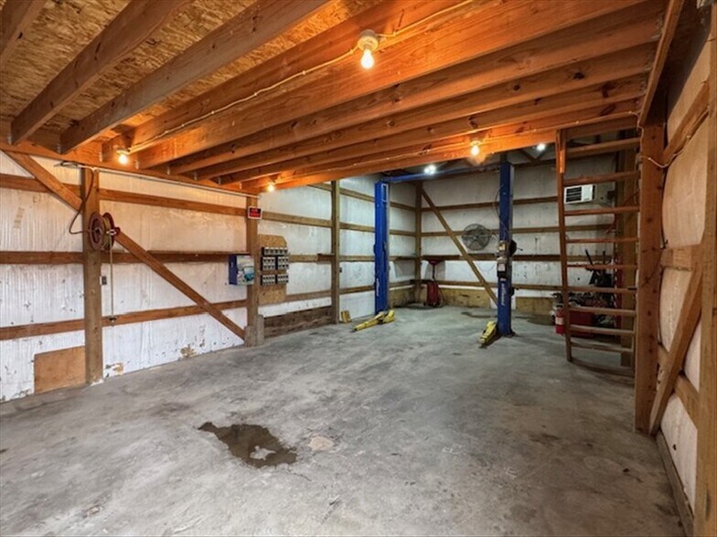 More Photos Of 315 E Maple St, Shelbina Industrial For Sale