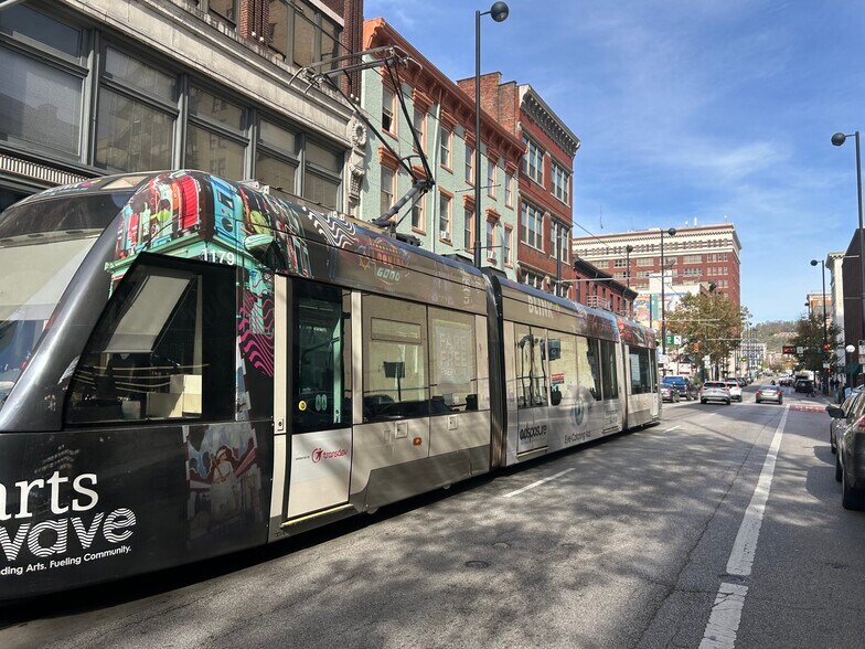 More Photos Of 825 Main St, Cincinnati Storefront Retail Office For Lease