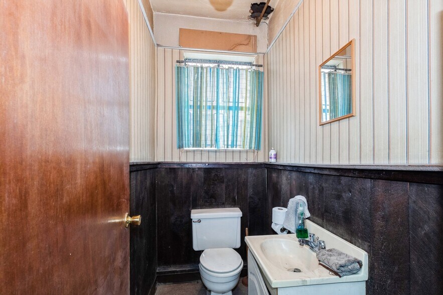 More Photos Of 2217 Farragut ave, Bristol Service For Sale