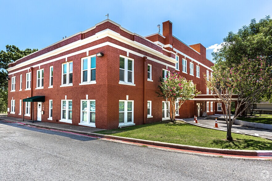 More Photos Of 808 S College St, McKinney Office For Sale