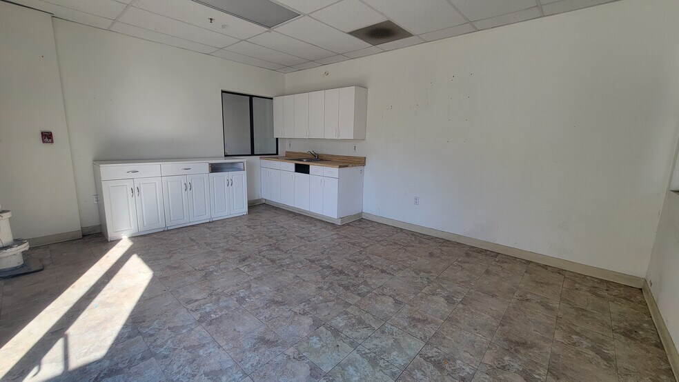 More Photos Of 42445 Avenida Alvarado, Temecula Warehouse For Lease