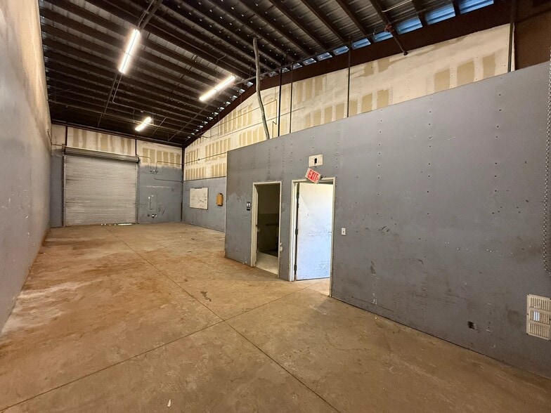 More Photos Of 2643 N 36 Ave, Phoenix Warehouse For Lease