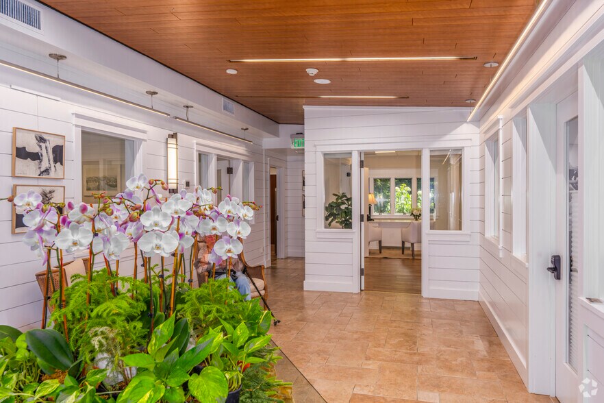 More Photos Of 126-130 N Main St, East Hampton Office Residential For Lease