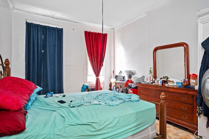 More Photos Of 1536 Gates Ave, Brooklyn Flex For Sale