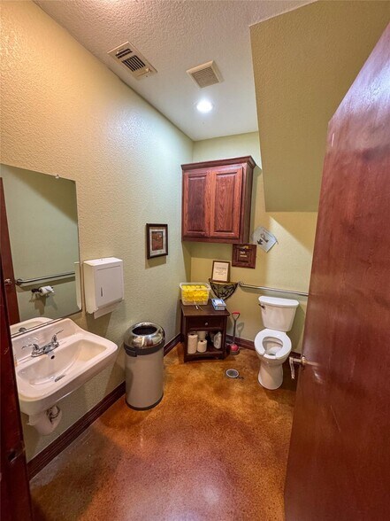 More Photos Of 1700 Gallagher Dr, Sherman Medical For Sale