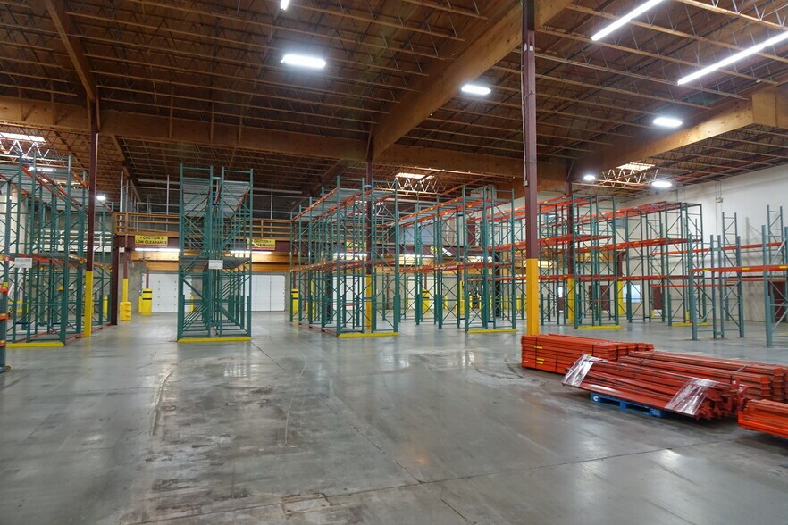 More Photos Of 6800 N Cutter Cir, Portland Distribution For Lease