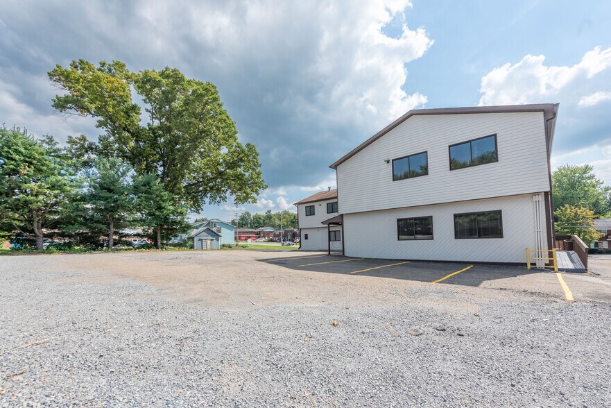 More Photos Of 238 Moon Clinton Rd, Coraopolis General Retail For Lease