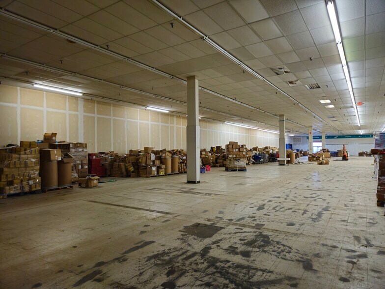 More Photos Of 4495-4499 Mall Dr, Steubenville Freestanding For Lease