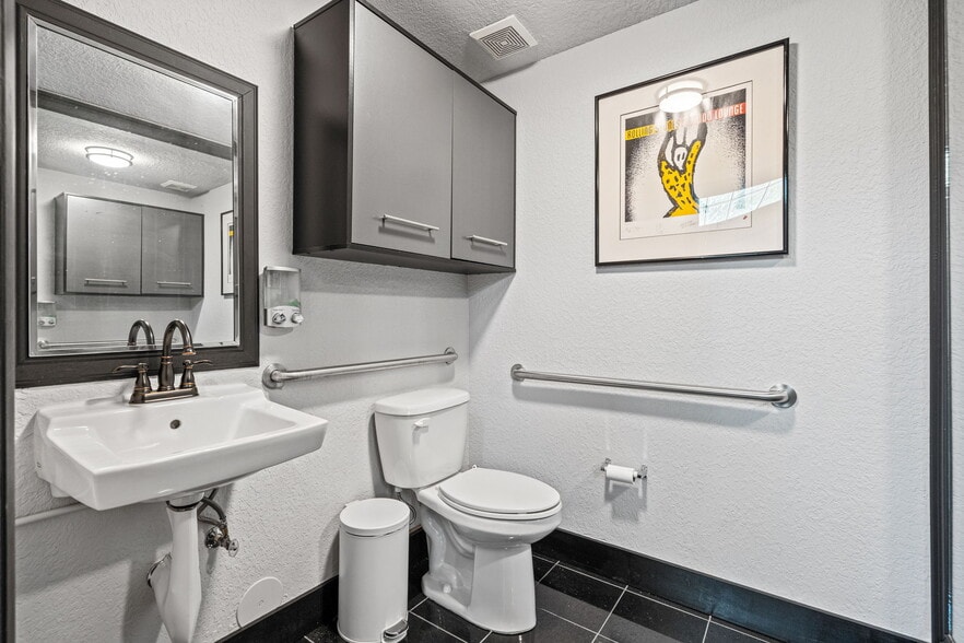 More Photos Of 2937 Ravenswood Rd, Fort Lauderdale Self Storage For Lease
