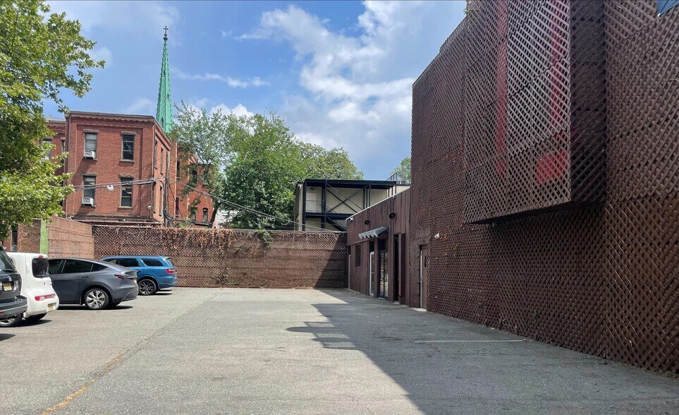 More Photos Of 160 University Ave, Newark Storefront Retail Residential For Lease