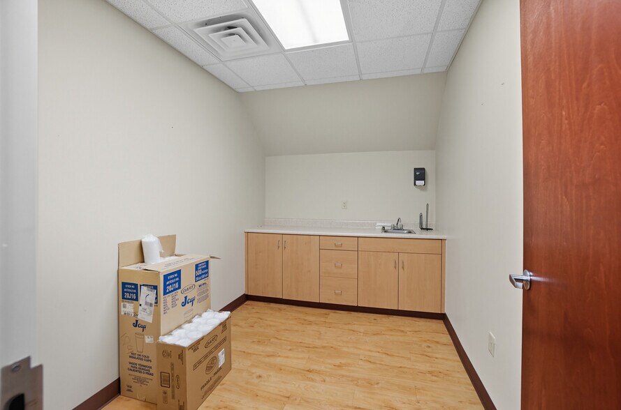More Photos Of 916-920 W Market St, Lima Medical For Lease