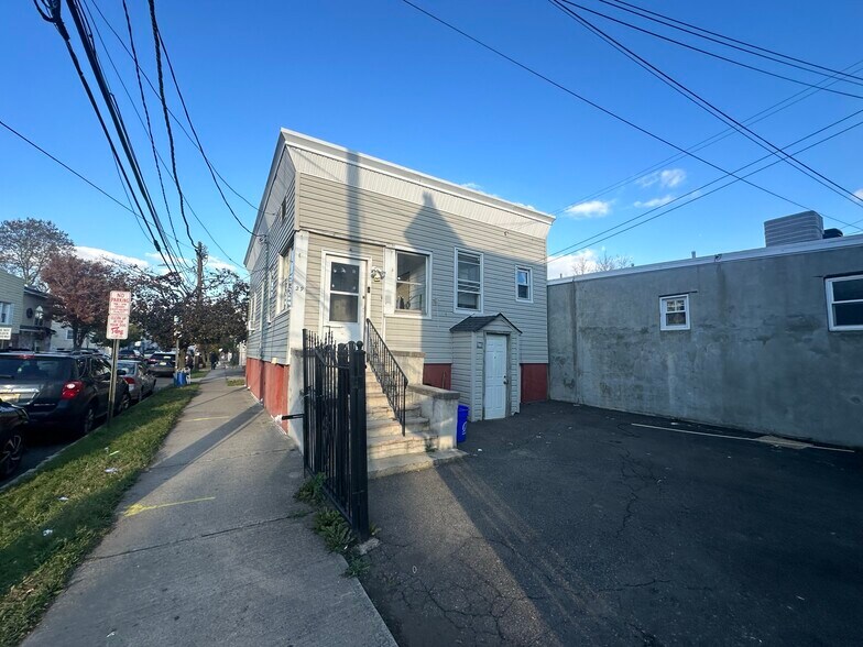 More Photos Of 29 Bloomfield Ave, Bloomfield Storefront Retail Residential For Sale