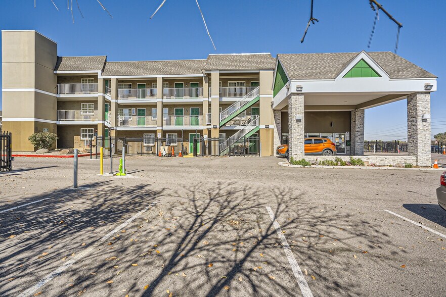 More Photos Of 715 Kipling St, Lakewood Hotel For Sale